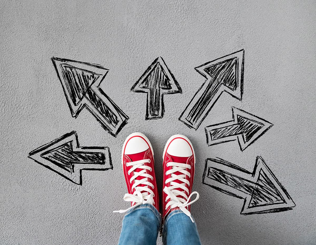 Sneaker vor Pfeilen – Welchen Weg gehst du?